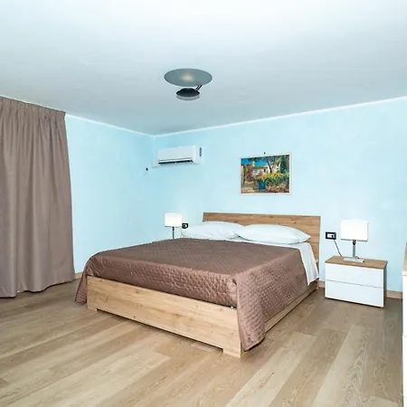 Roccaromana Apartman *